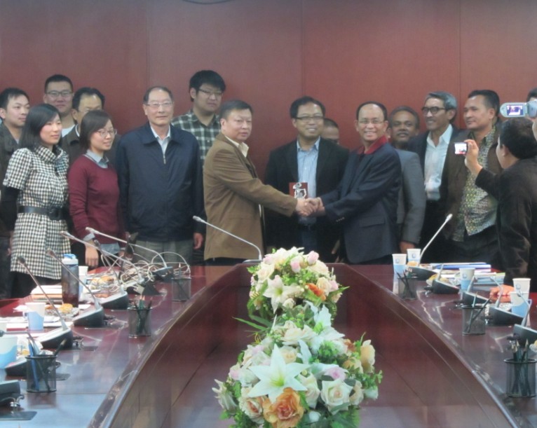 北京中水科領(lǐng)導(dǎo)及其員工與印尼代表團(tuán)合影 北京中水科領(lǐng)導(dǎo)及其員工與印尼代表團(tuán)合影